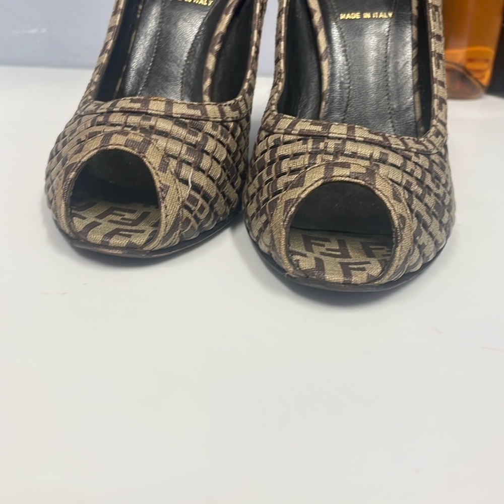 FENDI Women's Black and Tan Pumps. Size 5 - Picture 7 of 11